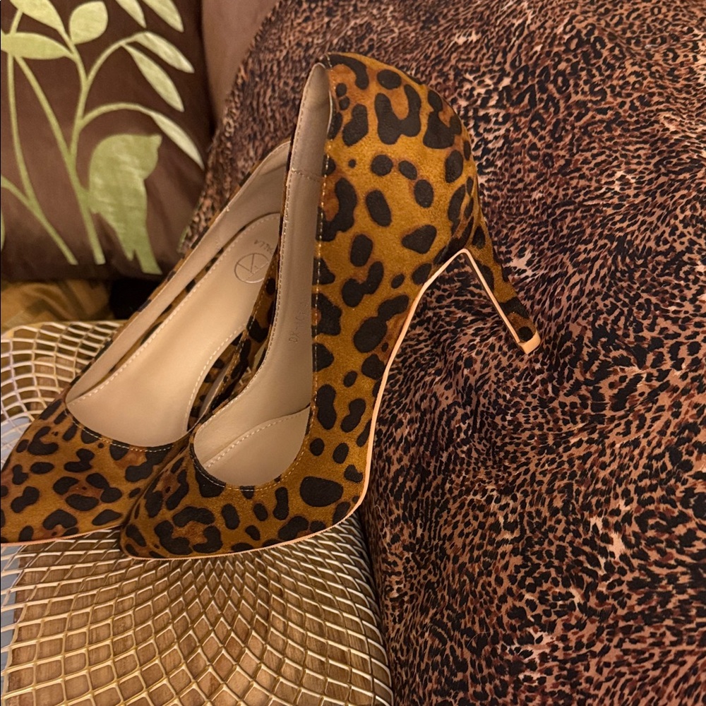 Chic Leopard Print Heels - Picture 3 of 5